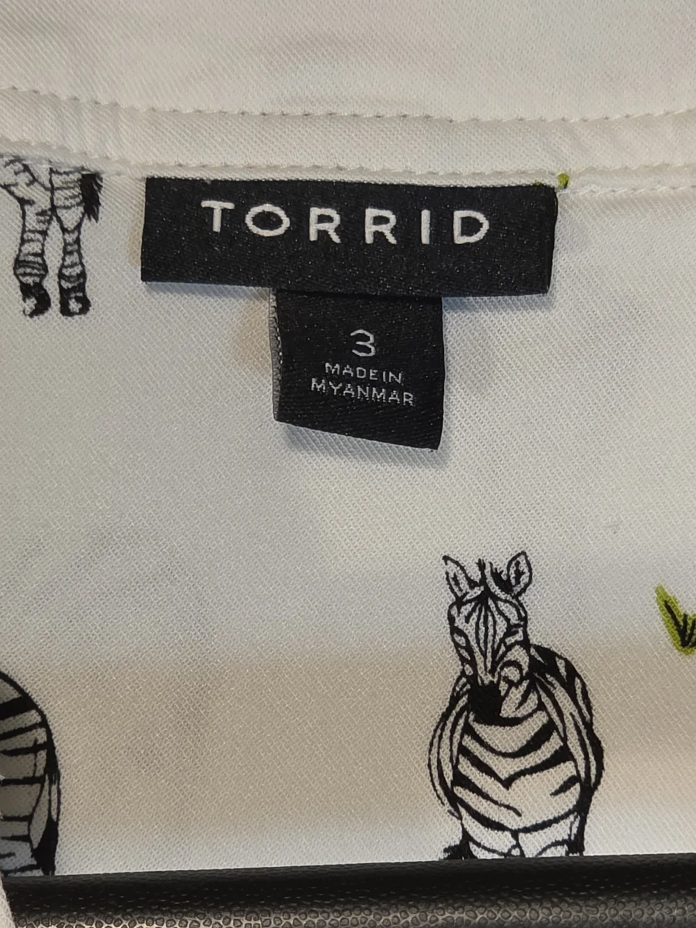 Torrid 3 Womens 3X V-Neck Top Blouse Short Sleeve Pullover Safari Zebras Chic - Picture 3 of 11